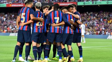 Jugadores del FC Barcelona celebran el segundo gol del partido a manos de Pedri, del Trofeo Joan Gamper ante Pumas UNAM.