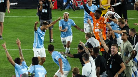 Jugadores de la MLS celebran luego que Hany Mukhtar estrellara el balón en el travesaño y le diera la victoria a la MLS sobre la Liga MX en la Competencia de Habilidades.