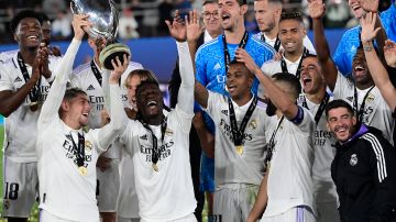 Jugadores del Real Madrid celebra con la Supercopa de Europa en mano.