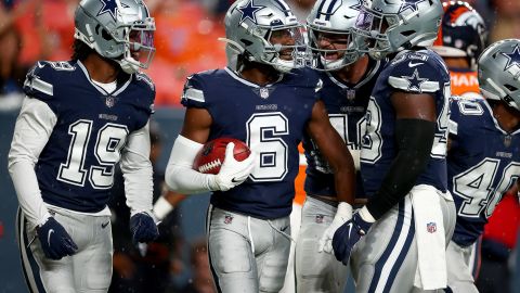 Jugadores de Dallas Cowboys durante un encuentro de la pretemporada de la NFL 2022 ante Denver Broncos.