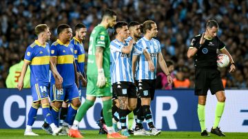El árbitro Fernando Rapallini no pitó el penalti a favor de Boca Juniors.