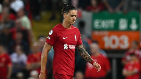 Darwin Núñez deja la cancha ante Crystal Palace luego de recibir la tarjeta roja.