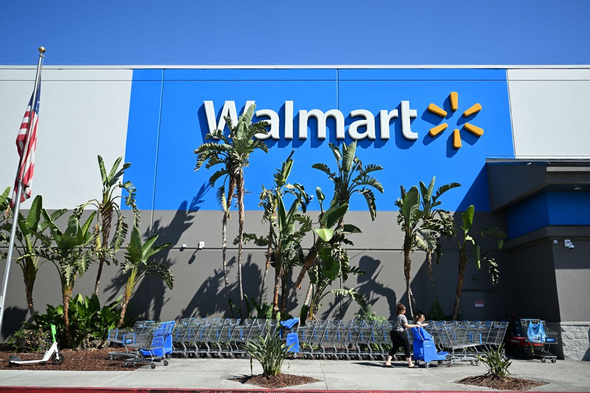 Cliente de Walmart dispara un arma accidentalmente y lesiona a 3 en