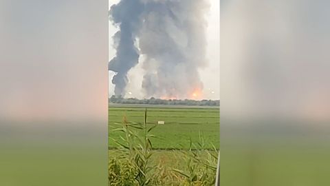 Fuego y humo salen del depósito de municiones en Crimea.