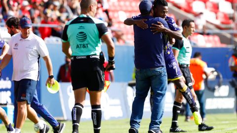 John Murillo celebra con el DT de San Luis, André Soares, el único tanto del partido.