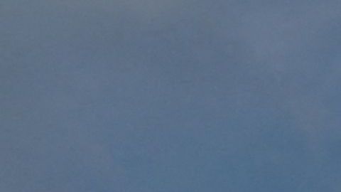 Mack Rutherford muestra sus récords tras volar solo alrededor del mundo.