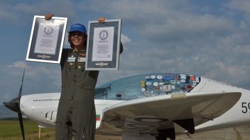 Mack Rutherford muestra sus récords tras volar solo alrededor del mundo.