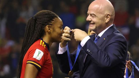 Infantino premió a las ganadoras del Mundial Femenil Sub-20.