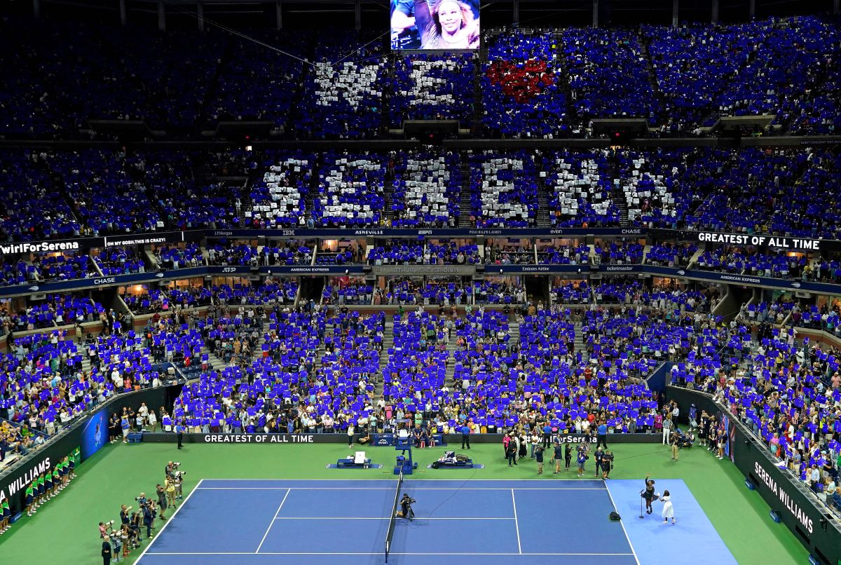 Serena Williams logró copar por primera vez en la historia el Arthur Ashe Stadium en un día uno del US Open.