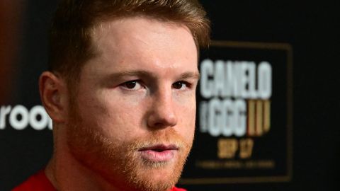 Canelo Álvarez responde preguntas a la prensa durante una conferencia en San Diego.