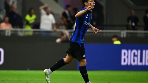 Nicolo Barella celebra su gol ante Cremonese.