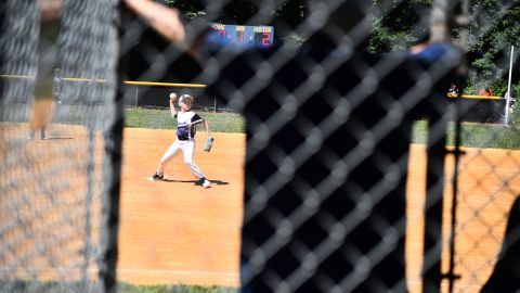 Sin intención, el pitcher golpeó al bateador con la pelota.