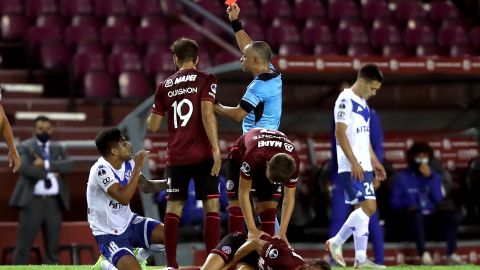 El partido estuvo enmarcado por los roces entre los jugadores.