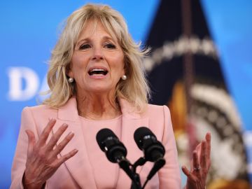 La primera dama Jill Biden tiene COVID; confirman prueba tras tener síntomas leves