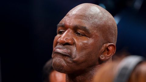 Evander Holyfield luego de ser derrotado por Vitor Belfort en 2021.