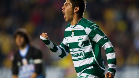 Oribe Peralta durante un encuentro de la Liga MX ante Morelia en 2011.