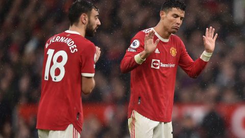Cristiano Ronaldo (R) y Bruno Fernandes (L) hablan durante un partido ante Southampton.