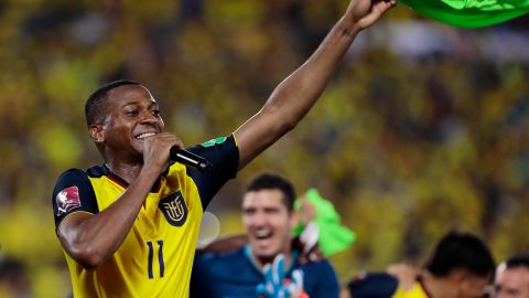 Michael Estrada celebra en el estadio Atahualpa de Quito la clasificación de la Selección de Ecuador a Qatar 2022.