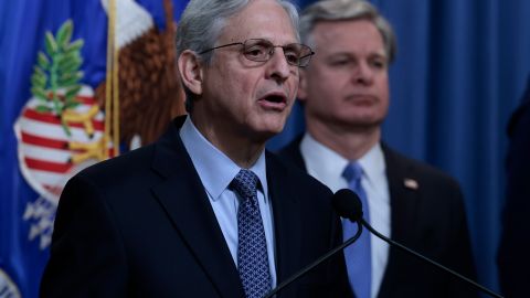 El fiscal general Merrick Garland defendió las acciones del FBI en Florida.