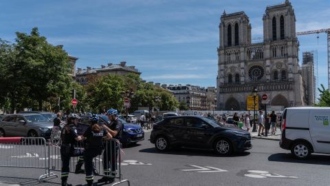 La mujer habría sido violada en un baño público frente a Notre Dame.