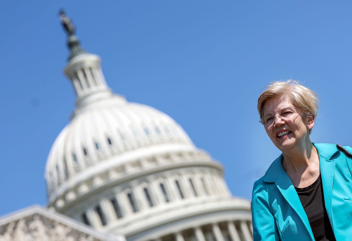 La senadora demócrata Elizabeth Warren  en una conferencia en el exterior del Capitolio en Washington D.C.