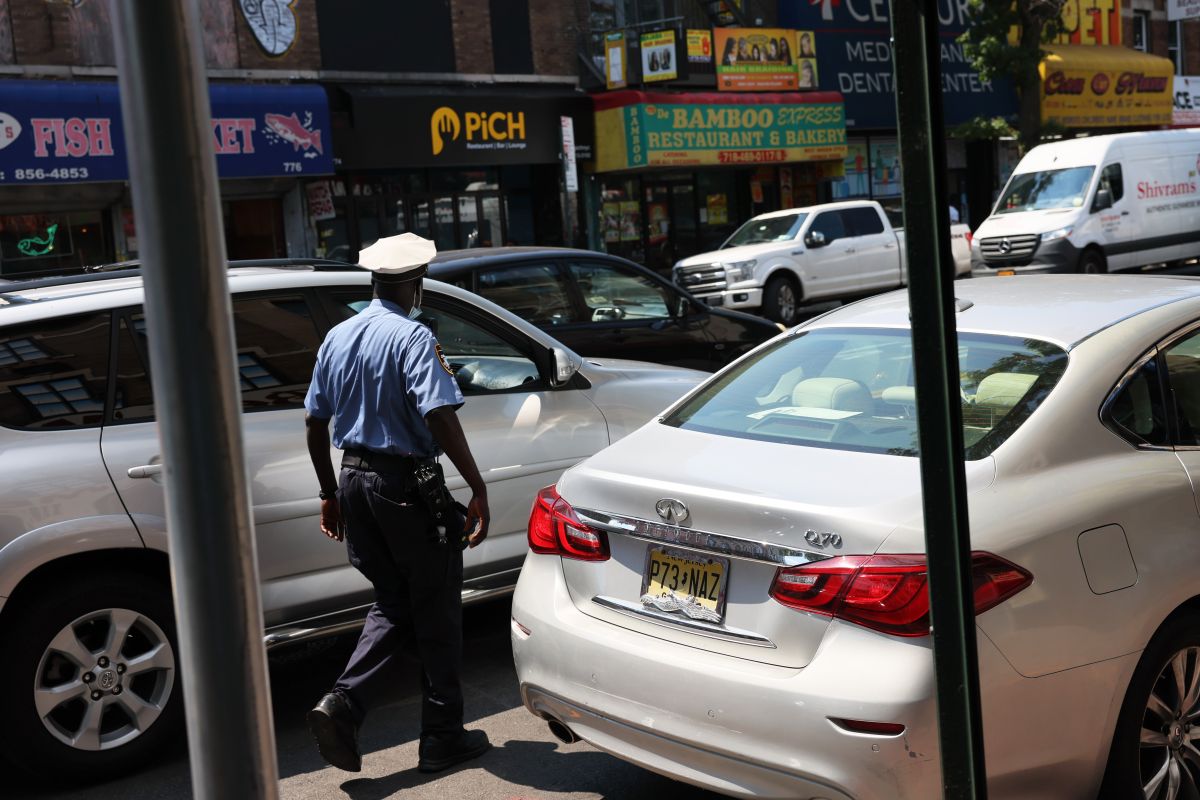 Un oficial del NYPD en Flatbush Avenue, Brooklyn.