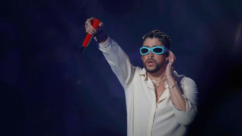 Fanática de Bad Bunny intentó alcanzarlo en el escenario y sufrió un grave accidente