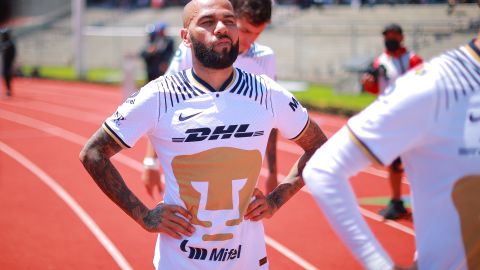 Dani Alves durante el encuentro entre Pumas UNAM y Monterrey por la Liga MX.