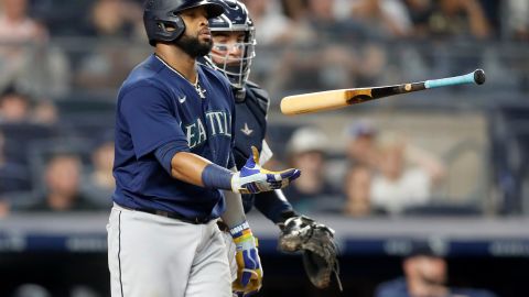 Carlos Santana conecta jonrón este miércoles ante New York Yankees.