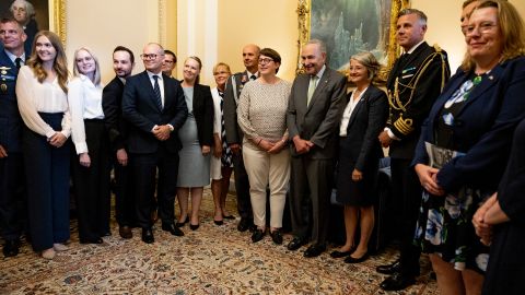 El líder de la mayoría del Senado, Chuck Schumer, posa para una foto con una delegación oficial de Finlandia y Suecia en su oficina en el Capitolio de EE. UU.