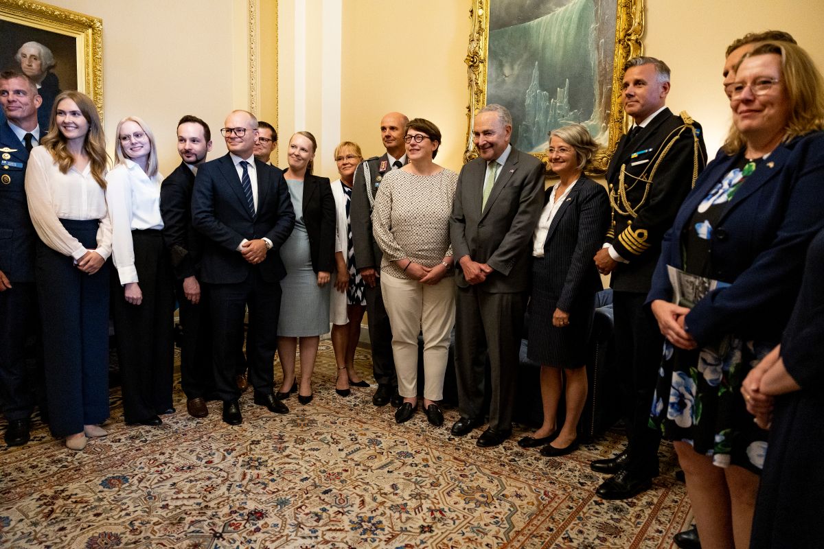 El líder de la mayoría del Senado, Chuck Schumer, posa para una foto con una delegación oficial de Finlandia y Suecia en su oficina en el Capitolio de EE. UU.