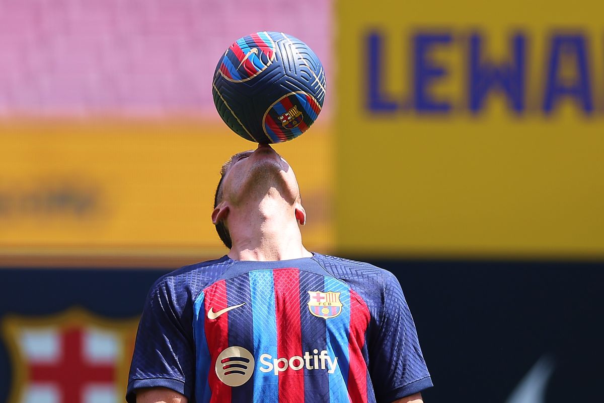 Robert Lewandowski dio un verdadero show con el balón en su presentación en el Spotify Camp Nou.