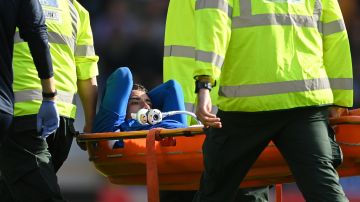Ben Godfrey deja el estadio con oxígeno tras lesionarse el tobillo derecho en el Everton vs. Chelsea.