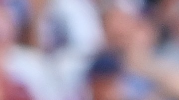 Pep Guardiola (L) felicita a Erling Haaland (R) por su actuación ante West Ham durante su debut en Premier League.