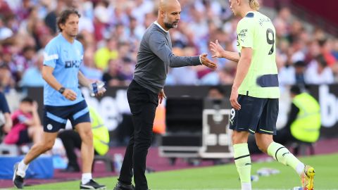 Pep Guardiola (L) felicita a Erling Haaland (R) por su actuación ante West Ham durante su debut en Premier League.