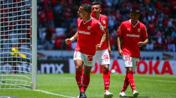 Camilo Sanvezzo celebra con sus compañeros su gol ante Xolos de Tijuana.