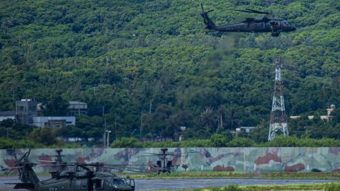 Un helicóptero militar taiwanés UH-60 black hawk despega durante un simulacro de fuego real.