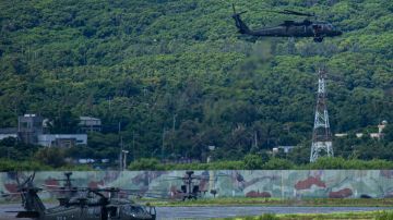 Un helicóptero militar taiwanés UH-60 black hawk despega durante un simulacro de fuego real.