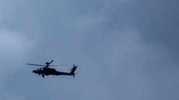 Un helicóptero Apache AH-64 del ejército taiwanés sobrevuela durante un simulacro con fuego real en Pingtung, Taiwán.