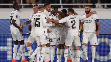 Jugadores del Real Madrid felicitan a David Alaba por su gol ante Eintracht Frankfurt en la Supercopa de Europa.