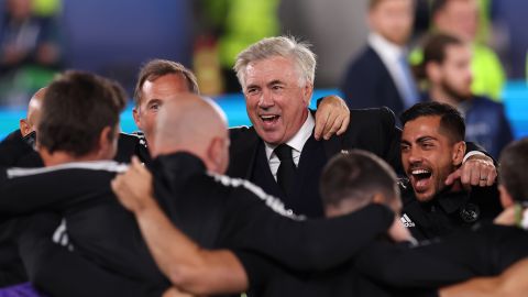 Carlo Ancelotti festejando con su equipo tras ganar la Supercopa de Europa.