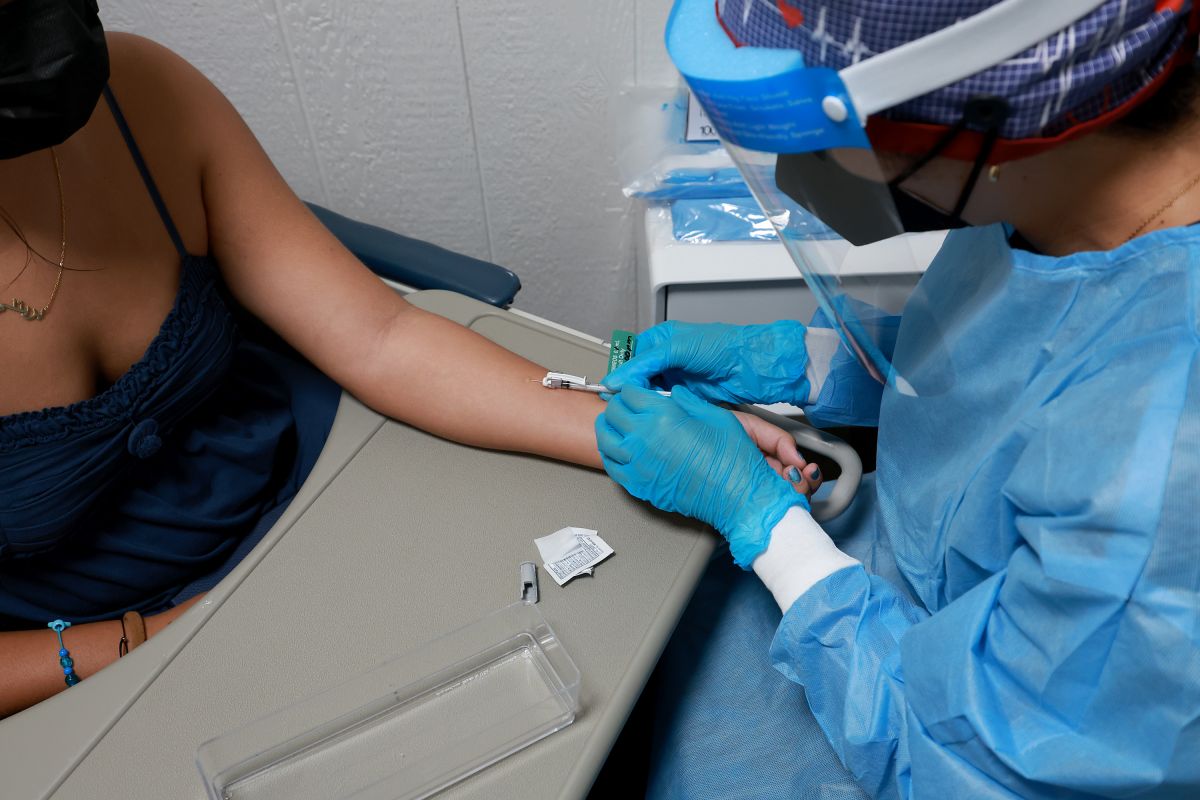La enfermera Irina Martínez administra la vacuna contra la viruela del mono a Britney Castañeda en Tropical Park en Miami, Florida.