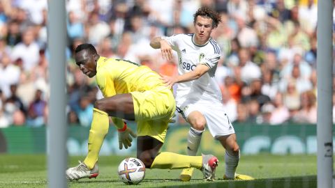 Momento en el que el estadounidense Brenden Aaronson roba la pelota a Edouard Mendy para el primer gol del Leeds United ante Chelsea.