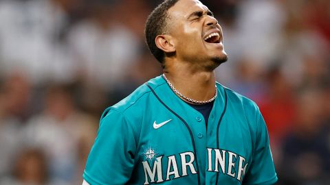 Julio Rodríguez celebra luego de una victoria ante Cleveland Guardians este 26 de agosto.