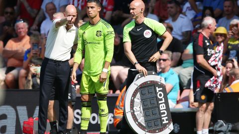 Cristiano Ronaldo recibe indicaciones de Erik Ten Hag al ingresar desde el banquillo en un encuentro ante Southampton.