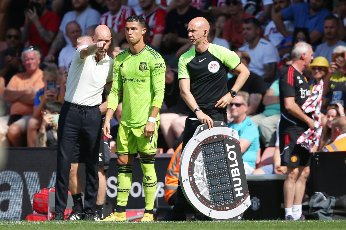 Cristiano Ronaldo recibe indicaciones de Erik Ten Hag al ingresar desde el banquillo en un encuentro ante Southampton.