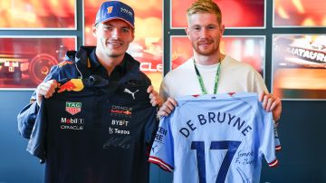 Max Verstappen (L) y Kevin De Bruyne (R) reunidos en la previa al Gran Premio de Bélgica.
