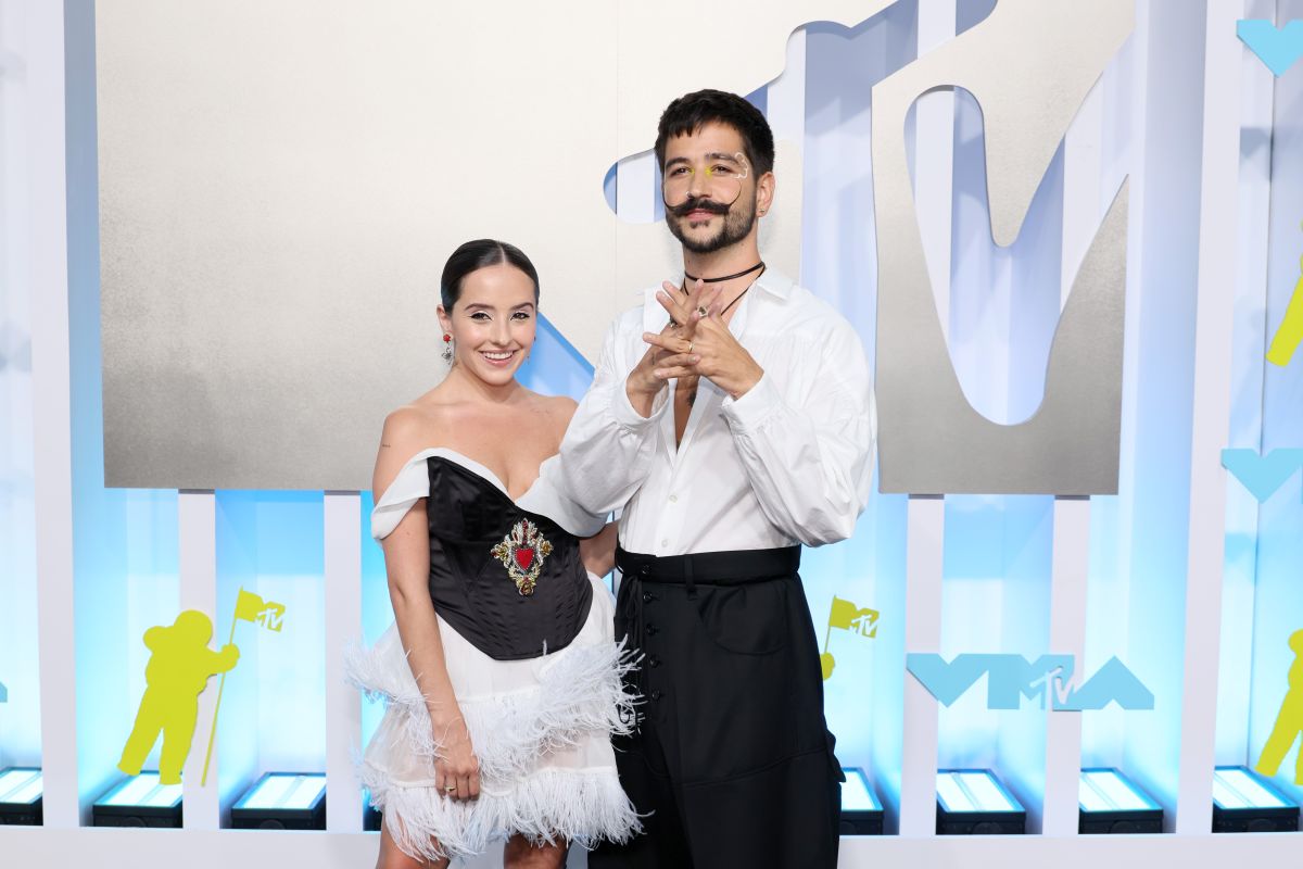 La cantante Evaluna y su esposo Camilo desfilaron por la alfombra de los MTV VMAs 2022.