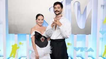 La cantante Evaluna y su esposo Camilo desfilaron por la alfombraron de los MTV VMAs 2022.