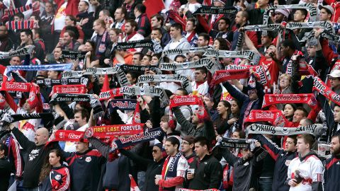 La fanaticada del New York Red Bulls no se encuentra contenta de haber encajado 10 goles en los últimos dos compromisos.